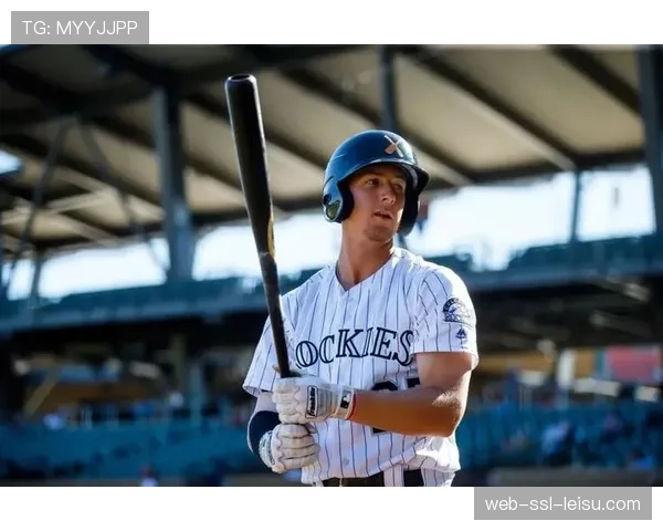 特写:响尾蛇与洛基春训赛因雨中断,小球迷在休息区获偶像签名后破涕为笑 特写:响尾蛇与洛基春训赛因雨中断,小球迷在休息区获偶像签名后破涕为笑