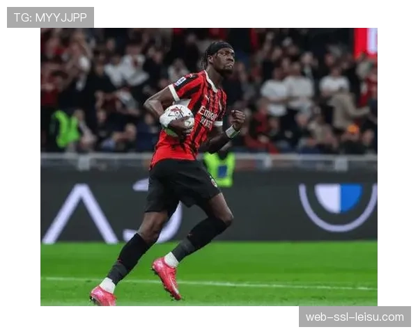 特写瞬间:迪巴拉任意球中柱,亚伯拉罕补射破门后指向天空告慰去世球迷 特写瞬间:迪巴拉任意球中柱,亚伯拉罕补射破门后指向天空告慰去世球迷